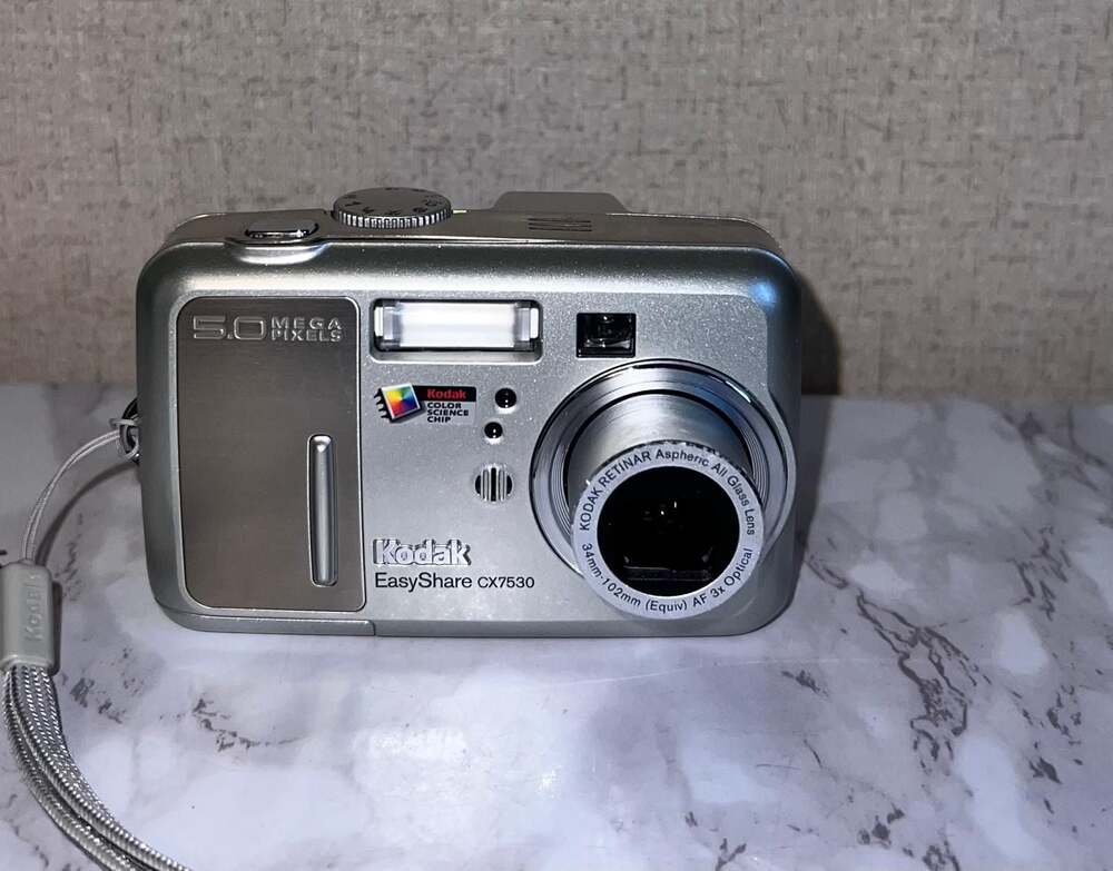 Kodak EasyShare CX7530 5.0MP Digital Camera - Silver - Picture 2 of 12